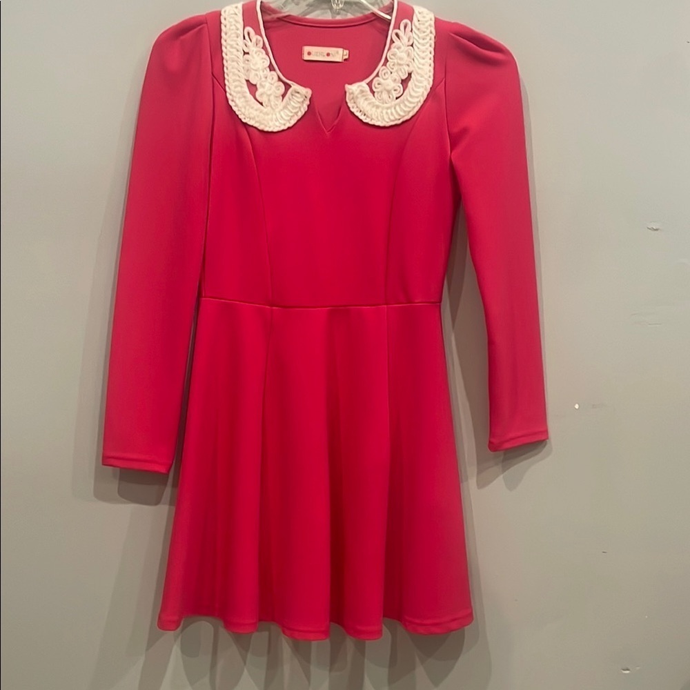 Chic bright pink dress with White Lace Collar
